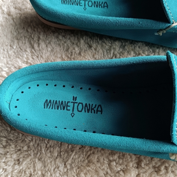 Minnetonka Leila turquoise/teal moccasins suede punch out slip on sz 7.5. - Picture 4 of 8
